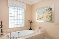 Bellagio-Master-Bath-Tub-low-res-29